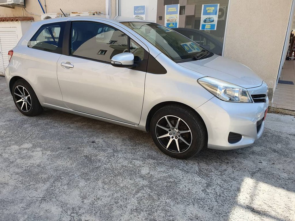 Аренда Toyota Yaris #1505 в Пафосе, Кипр TakeCars.com