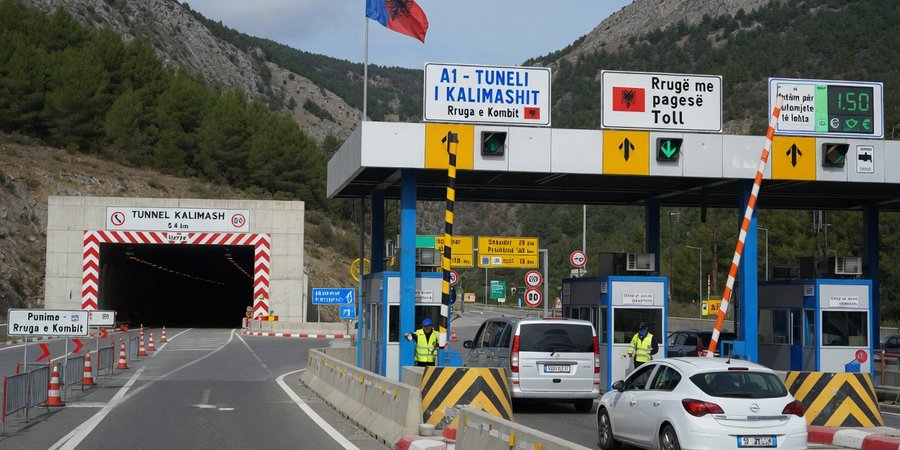 Poste de péage sur l'autoroute A1 en Albanie, près du tunnel de Kalimash