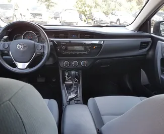 Benzine motor van 1,8L van Toyota Corolla 2014 te huur in Tbilisi.