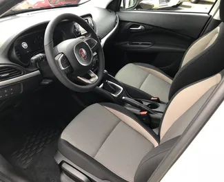 Fiat Tipo 2017 disponibile per il noleggio a Praga, con limite di chilometraggio di 300 km/giorno.