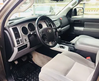 Interior do Toyota Sequoia Ii para aluguer na Geórgia. Um excelente carro de 5 lugares com transmissão Automático.