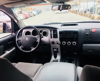 Toyota Sequoia Ii 2012 διαθέσιμο για ενοικίαση στην Τιφλίδα, με όριο χιλιομέτρων απεριόριστο.
