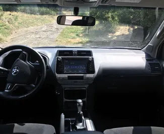 Pronájem Toyota Land Cruiser 200. Auto typu Prémiová, Luxusní, SUV k pronájmu v Gruzii ✓ Vklad 200 GEL ✓ Možnosti pojištění: TPL, CDW, SCDW, Cestující, Krádež.