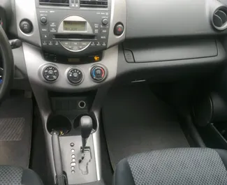 Interior do Toyota Rav4 para aluguer na Bulgária. Um excelente carro de 5 lugares com transmissão Automático.