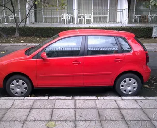 Vista frontal de un Volkswagen Polo de alquiler en Burgas, Bulgaria ✓ Coche n.º 406. ✓ Automático TM ✓ 0 opiniones.