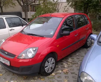 Sprednji pogled najetega avtomobila Ford Fiesta v v Burgasu, Bolgarija ✓ Avtomobil #397. ✓ Menjalnik Priročnik TM ✓ Mnenja 0.