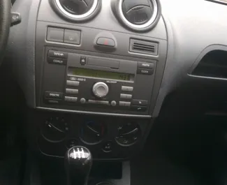 Innenraum von Ford Fiesta zur Miete in Bulgarien. Ein großartiges 5-Sitzer Fahrzeug mit Schaltgetriebe Getriebe.