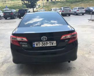 Toyota Camry udlejning. Komfort, Premium Bil til udlejning i Georgien ✓ Depositum på 200 GEL ✓ TPL, CDW, SCDW, Passagerer, Tyveri forsikringsmuligheder.