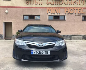 Sprednji pogled najetega avtomobila Toyota Camry v v Tbilisiju, Georgia ✓ Avtomobil #259. ✓ Menjalnik Samodejno TM ✓ Mnenja 0.
