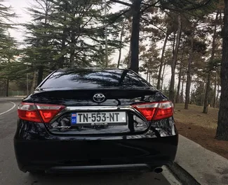 Toyota Camry 2017 bérelhető Tbilisziben, korlátlan kilométeres határral.
