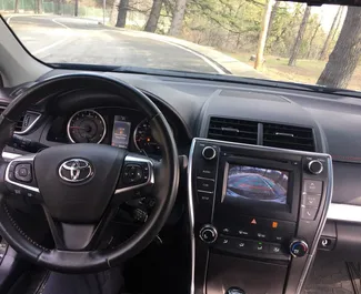 Intérieur de Toyota Camry à louer en Géorgie. Une excellente voiture de 5 places avec une transmission Automatique.