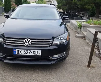 Vista frontal de un Volkswagen Passat de alquiler en Tiflis, Georgia ✓ Coche n.º 264. ✓ Automático TM ✓ 0 opiniones.