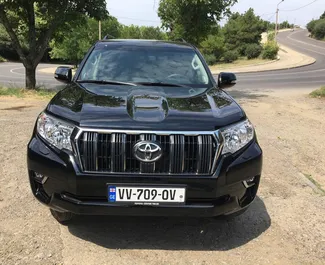 Sprednji pogled najetega avtomobila Toyota Land Cruiser Prado v v Tbilisiju, Georgia ✓ Avtomobil #262. ✓ Menjalnik Samodejno TM ✓ Mnenja 1.