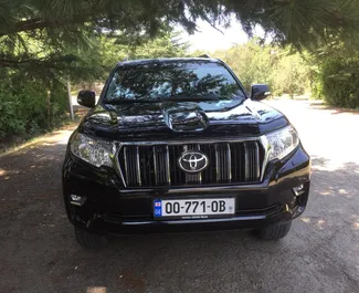 Sprednji pogled najetega avtomobila Toyota Land Cruiser Prado v v Tbilisiju, Georgia ✓ Avtomobil #260. ✓ Menjalnik Samodejno TM ✓ Mnenja 0.