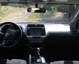 Najem avtomobila Toyota Land Cruiser Prado 2017 v v Gruziji, z značilnostmi ✓ gorivo Dizel in 250 konjskih moči ➤ Od 350 GEL na dan.