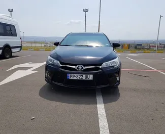 Frontvisning af en udlejnings Toyota Camry i Tbilisi, Georgien ✓ Bil #257. ✓ Automatisk TM ✓ 0 anmeldelser.