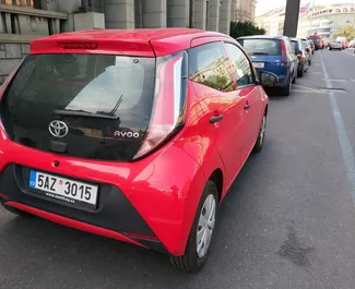 تأجير سيارة Toyota Aygo 2021 في في التشيك، تتميز بـ ✓ وقود البنزين وقوة 69 حصان ➤ بدءًا من 25 EUR يوميًا.