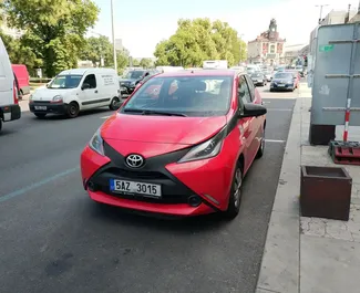 Sprednji pogled najetega avtomobila Toyota Aygo v v Pragi, Češka ✓ Avtomobil #45. ✓ Menjalnik Priročnik TM ✓ Mnenja 1.