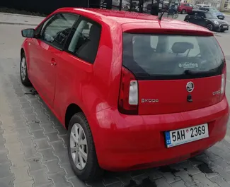 Sprednji pogled najetega avtomobila Skoda Citigo v v Pragi, Češka ✓ Avtomobil #422. ✓ Menjalnik Priročnik TM ✓ Mnenja 0.
