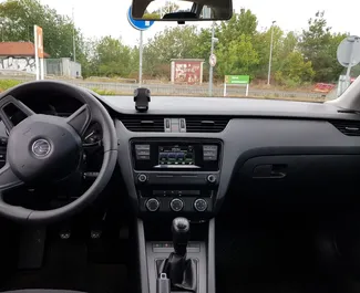 Prenájom Skoda Octavia Combi. Auto typu Komfort na prenájom v v Česku ✓ Vklad 200 EUR ✓ Možnosti poistenia: TPL, CDW, FDW.