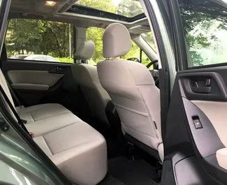 Interiøret til Subaru Forester til leie i Georgia. En flott 5-seters bil med Automatisk-gir.