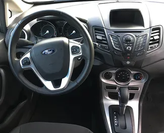 Ford Fiesta 2016 k dispozici k pronájmu v Tbilisi, s omezením ujetých kilometrů neomezené.