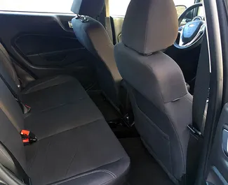 Innenraum von Ford Fiesta zur Miete in Georgien. Ein großartiges 5-Sitzer Fahrzeug mit Automatisch Getriebe.
