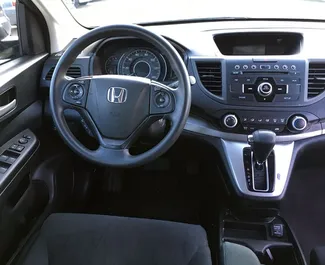 Honda CR-V 2015 beschikbaar voor verhuur in Tbilisi, met een kilometerlimiet van onbeperkt.