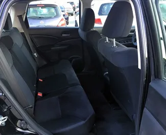 Innenraum von Honda CR-V zur Miete in Georgien. Ein großartiges 5-Sitzer Fahrzeug mit Automatisch Getriebe.