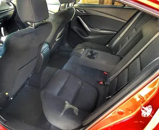 Mazda 6 kiralama için Gürcistan'da iç mekanı. Harika bir 5 koltuklu araba, Otomatik şanzıman ile.