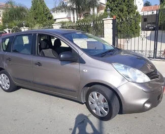 Predný pohľad na prenajaté auto Nissan Note v v Larnake, Cyprus ✓ Auto č. 828. ✓ Prevodovka Automatické TM ✓ Hodnotenia 1.