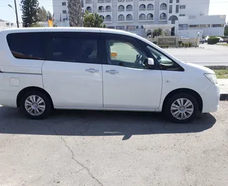 Vuokra-auton etunäkymä Nissan Serena Larnakassa, Kypros ✓ Auto #789. ✓ Vaihteisto Automaattinen TM ✓ Arvostelut 1.