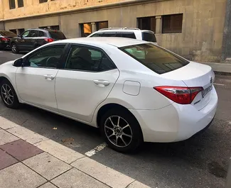 Toyota Corolla Sedan rent. Ökonoomne, Mugavus auto rentimiseks Gruusias ✓ Tagatisraha 700 GEL ✓ Kindlustuse valikud: TPL, CDW, SCDW, FDW, Reisijad, Vargus.