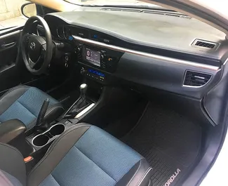 Toyota Corolla 2016 için kiralık Benzin 1,8L motor, Tiflis'te.