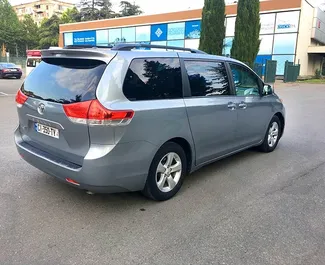 Toyota Sienna 2015 automašīnas noma Gruzijā, iezīmes ✓ Benzīns degviela un 172 zirgspēki ➤ Sākot no 207 GEL dienā.