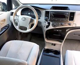 Toyota Sienna 2015 διαθέσιμο για ενοικίαση στην Τιφλίδα, με όριο χιλιομέτρων απεριόριστο.