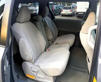 Interior de Toyota Sienna para alquilar en Georgia. Un gran coche de 8 plazas con transmisión Automático.