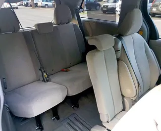 Toyota Sienna 2015 με σύστημα κίνησης Προσθιοκίνητο, διαθέσιμο στην Τιφλίδα.