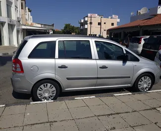 Vista frontale di un noleggio Opel Zafira a Larnaca, Cipro ✓ Auto #787. ✓ Cambio Manuale TM ✓ 0 recensioni.