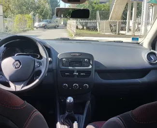 Εσωτερικό του Renault Clio 4 προς ενοικίαση στο Μαυροβούνιο. Ένα εξαιρετικό αυτοκίνητο 5-θέσεων με κιβώτιο ταχυτήτων Χειροκίνητο.