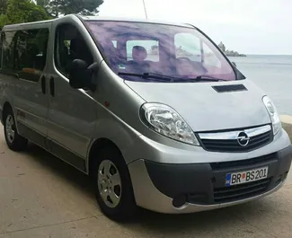 Vooraanzicht van een huurauto Opel Vivaro in Bar, Montenegro ✓ Auto #547. ✓ Transmissie Automatisch TM ✓ 19 beoordelingen.