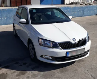 Sprednji pogled najetega avtomobila Skoda Fabia v v Tivatu, Črna gora ✓ Avtomobil #512. ✓ Menjalnik Samodejno TM ✓ Mnenja 0.
