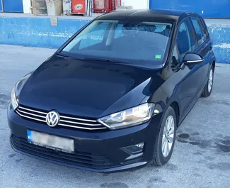 Vista frontal de um aluguel Volkswagen Golf Sportsvan em Tivat, Montenegro ✓ Carro #515. ✓ Transmissão Automático TM ✓ 0 avaliações.