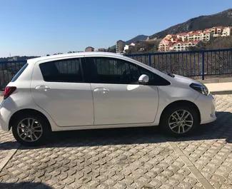 تأجير سيارة Toyota Yaris رقم 495 بناقل حركة أوتوماتيكي في في رافيلوفيتشي، مجهزة بمحرك 1,3 لتر ➤ من نيكولا في في الجبل الأسود.