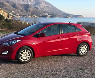 Frontvisning av en leiebil Hyundai i30 i Rafailovici, Montenegro ✓ Bil #499. ✓ Automatisk TM ✓ 0 anmeldelser.