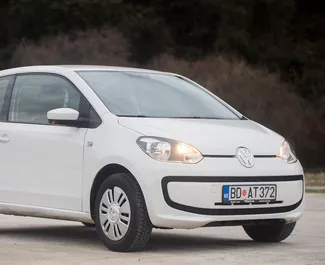 Frontvisning av en leiebil Volkswagen Up i Budva, Montenegro ✓ Bil #1048. ✓ Manuell TM ✓ 2 anmeldelser.