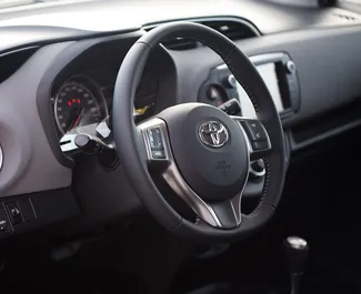 Toyota Yaris 2017 automašīnas noma Melnkalnē, iezīmes ✓ Benzīns degviela un 100 zirgspēki ➤ Sākot no 17 EUR dienā.