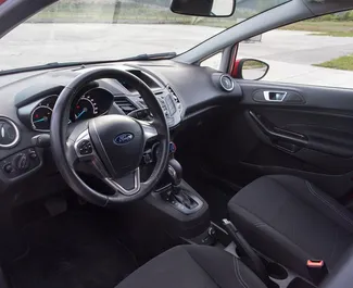 Ford Fiesta 2016 k dispozici k pronájmu v Budvě, s omezením ujetých kilometrů neomezené.