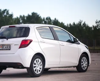 Toyota Yaris 2017 bérelhető Budva városában, korlátlan kilométeres határral.