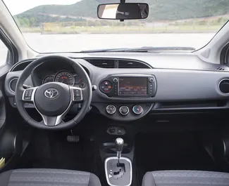 Wnętrze Toyota Yaris do wynajęcia w Czarnogórze. Doskonały samochód 5-osobowy. ✓ Skrzynia Automatyczna.